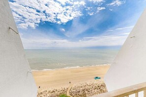On the beach - Newly updated oceanfront condo with enclosed balcony, AC, WiFi & shared pool (Ocean City)