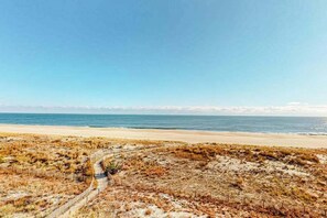 On the beach - Oceanfront Condo w/ Great Beach View, Balcony, AC, W/D & Shared Pool/Tennis (Ocean City)