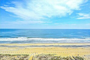 On the beach - Oceanfront Condo with 2 Balconies, Beach Views, AC, WiFi & Shared Pool (Ocean City)