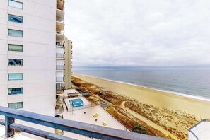 Ein Hochhaus mit Pool und Blick auf den Strand.