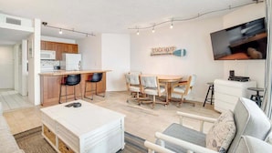 Un apartamento moderno con cocina, comedor y sala de estar.