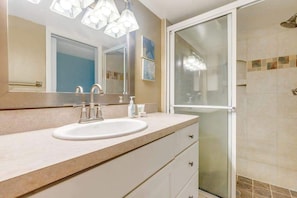 Shower, towels - Oceanfront Condo with a Balcony, AC, WiFi, Ocean View & Shared Outdoor Pool (Ocean City)