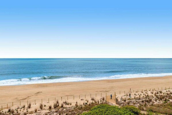 On the beach - Oceanfront Condo with a Balcony, AC, WiFi, Ocean View & Shared Outdoor Pool (Ocean City)