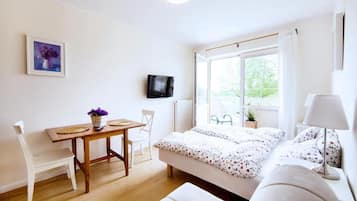 Travel crib, WiFi (free), bed sheets
