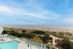 On the beach - Breezy, Oceanfront Condo with Balcony, AC, WiFi, Laundry & Shared Outdoor Pool (Ocean City)