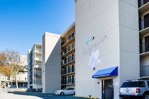 Exterior - Remodeled, updated oceanfront condo with balcony, central AC & beach access (Ocean City)