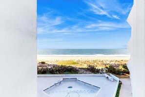 A rooftop pool with a view of the beach and ocean. - Newly Renovated, Oceanfront Condo with Balcony, Great View, AC & Shared Pool (Ocean City)
