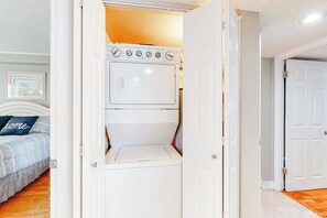 3 bedrooms, WiFi, bed sheets - Oceanfront Condo with Balcony, Ocean View, AC & Shared Hot Tub/Pools/Sauna (Ocean City)
