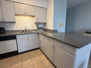 Fridge, microwave, oven, stovetop - Outrigger 205 (Ocean City)