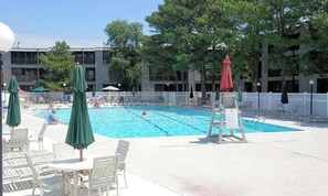 Pool - Convenient condo with balcony, outdoor lounge area, pool & WiFi (Ocean City)