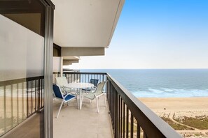 Property grounds - Friendly oceanfront condo with beach views, pools, gym & sauna (Ocean City)