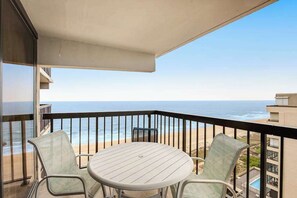 Outdoor dining - Friendly oceanfront condo with beach views, pools, gym & sauna (Ocean City)