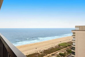 On the beach - Friendly oceanfront condo with beach views, pools, gym & sauna (Ocean City)