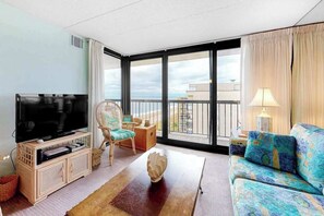 TV, DVD player, table football, offices - Fascinating beach condo with balcony, pools, game room, sauna & AC (Ocean City)