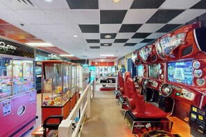 Games room - Fascinating beach condo with balcony, pools, game room, sauna & AC (Ocean City)