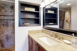 Shower, towels - Marvelous beach condo with balcony, pools, gym, sauna & game room (Ocean City)