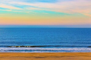 On the beach - Wonderful beachfront condo with pools, gym, sauna, AC & balcony (Ocean City)