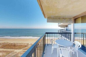 Outdoor dining - Wonderful beachfront condo with pools, gym, sauna, AC & balcony (Ocean City)