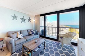 TV, DVD player, table football, offices - Well-equipped beach condo with balcony, views, pools, gym & game room (Ocean City)