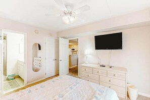 2 bedrooms, iron/ironing board, WiFi, bed sheets - Bright, ocean-view condo with balcony, pools, tennis, saunas & gym (Ocean City)