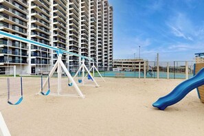 Children’s area - Bright, ocean-view condo with balcony, pools, tennis, saunas & gym (Ocean City)