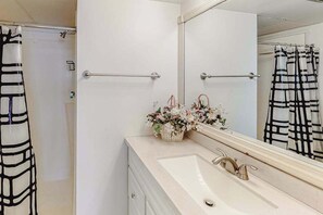 Shower, towels - Alluring inviting condo with beach & tennis views, balcony, pools & AC (Ocean City)