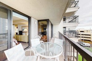 Outdoor dining - Alluring inviting condo with beach & tennis views, balcony, pools & AC (Ocean City)