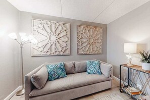 TV, DVD player, offices - Sunny & modern condo near the beach with balcony, pools & gym (Ocean City)