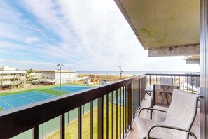 Property grounds - Convenient & breezy condo with balcony, pools, tennis, sauna & gym (Ocean City)
