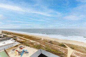 On the beach - Ocean-view getaway with balcony, AC, pools, saunas, tennis & gym (Ocean City)