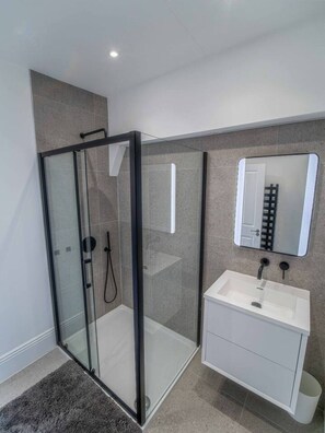 Bathroom - Luxury Seafront Villa for 12 with Ocean Views (Sandgate)