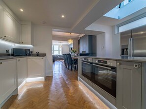 Fridge, microwave, oven, stovetop - Luxury Seafront Villa for 12 with Ocean Views (Sandgate)