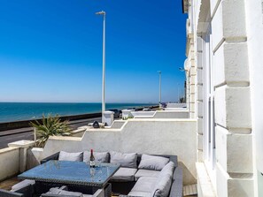 Outdoor dining - Luxury Seafront Villa for 12 with Ocean Views (Sandgate)