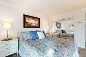 3 bedrooms, WiFi, bed sheets - Updated, oceanfront condo with furnished balcony, fast WiFi, central AC & pool (Ocean City)