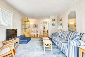 TV, DVD player, offices - Cozy condo by the beach w/ private balcony, ocean views, partial AC & free WiFi (Ocean City)