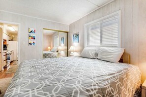 1 bedroom, WiFi, bed sheets - Cozy condo by the beach w/ private balcony, ocean views, partial AC & free WiFi (Ocean City)