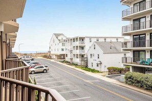 Property grounds - Cozy condo by the beach w/ private balcony, ocean views, partial AC & free WiFi (Ocean City)
