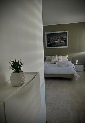 Tabla de planchar con plancha, wifi gratis, ropa de cama