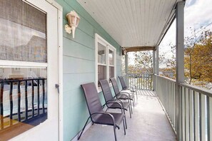 Terrace/patio - Budget & Family-Friendly Condo near the Ocean w/A/C, Shared Pool & Washer/Dryer (Ocean City)