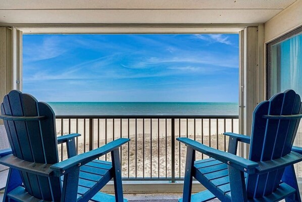 Property grounds - Delightful beachfront condo with balcony, sweeping views, pool, W/D & central AC (Ocean City)