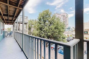 Property grounds - Family-Friendly Condo Close to the Boardwalk w/Shared Outdoor Pool & W/D (Ocean City)