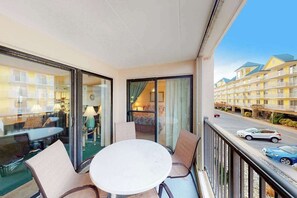 Outdoor dining - Breezy, ocean-view condo with balcony, washer/dryer, pool & central AC (Ocean City)