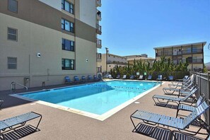Pool - Breezy, ocean-view condo with balcony, washer/dryer, pool & central AC (Ocean City)