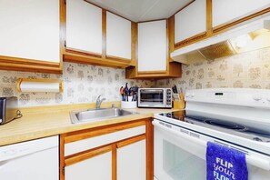 雪櫃、微波爐、焗爐、爐具