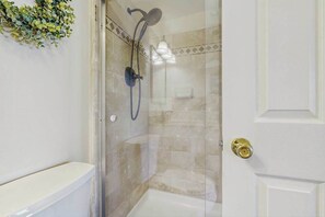 Shower, towels - Sunny condo with balcony, W/D, pools, tennis & AC (Ocean City)