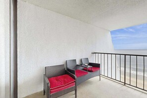 Property grounds - Oceanfront Condo with a Shaded Balcony, AC, WiFi, Laundry & Shared Pool (Ocean City)