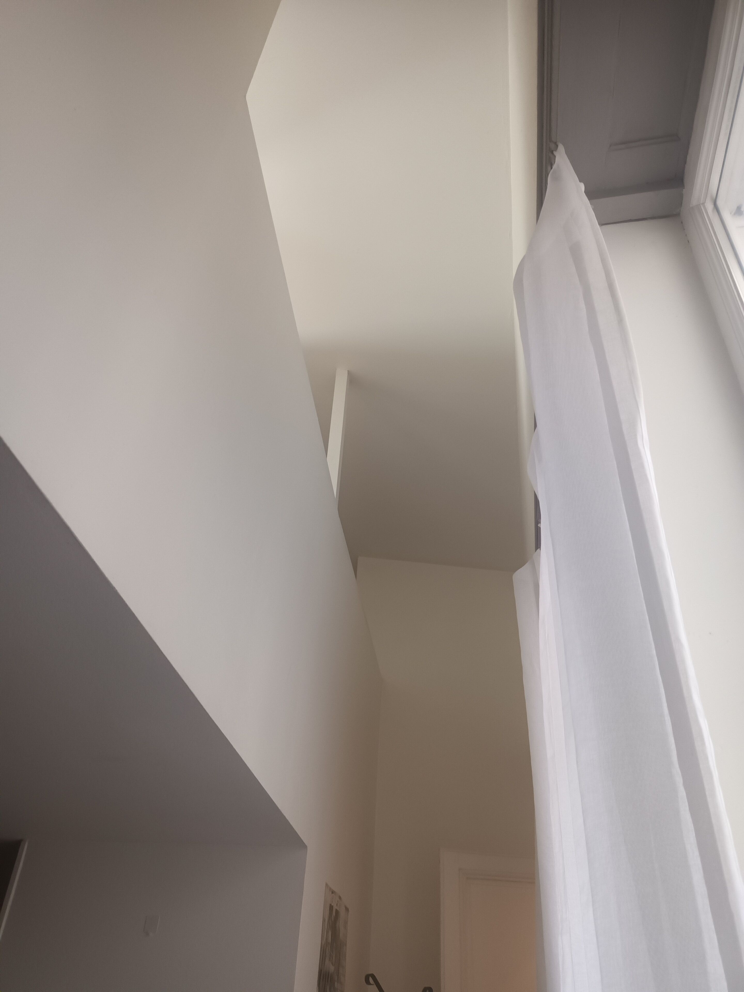 Ein Blick in einen Raum mit weißer Decke und einer Tür.