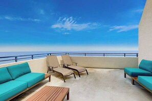 Property grounds - Newly Updated Oceanfront Veranda Condo with Private Deck, WiFi, AC & Shared Pool (Ocean City)