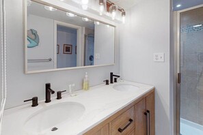 Shower, towels - Newly Updated Oceanfront Veranda Condo with Private Deck, WiFi, AC & Shared Pool (Ocean City)