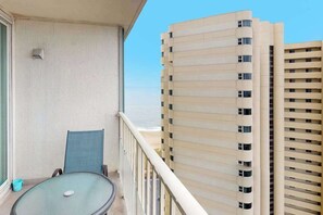 Property grounds - Convenient condo with side ocean views, balcony, pools, & tennis (Ocean City)